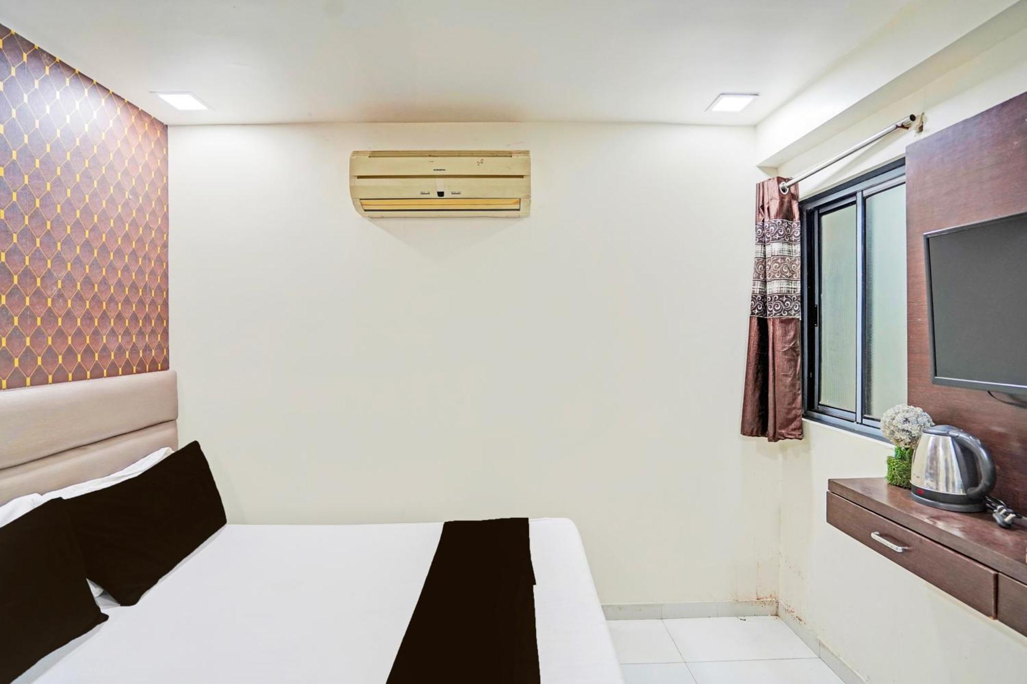 Hotel O S. G. Highway Formerly I Land Park Αχμπανταμπάντ Εξωτερικό φωτογραφία